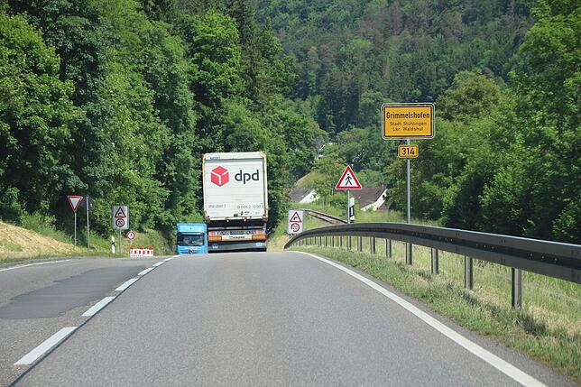Der kleine Ort Grimmelshofen ist seit Jahrzehnten ein Nadelöhr auf der viel befahrenen Bundesstraße 314. Jetzt könnten sich die ...