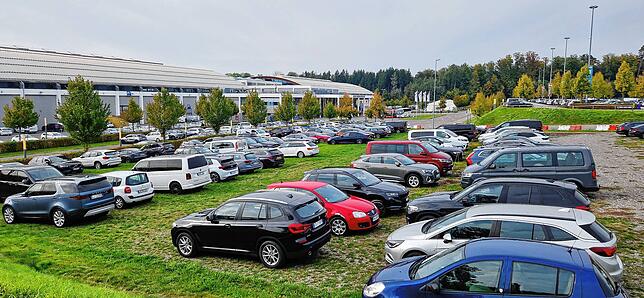 Dass es 2023 wieder viele Besucher zur Fakuma zieht, zeigt der Messeparkplatz Ost. Die Parkplätze rund ums Messegelände sind allesamt ...