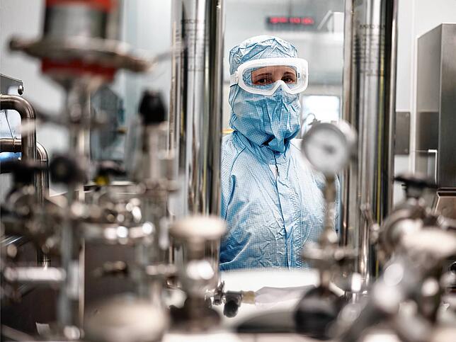 Bereits 4000 Menschen arbeiten im Sisslerfeld bereits jetzt im Bereich Life Sciences. Unser Bild zeigt einen Mitarbeiter der Novartis Stein.