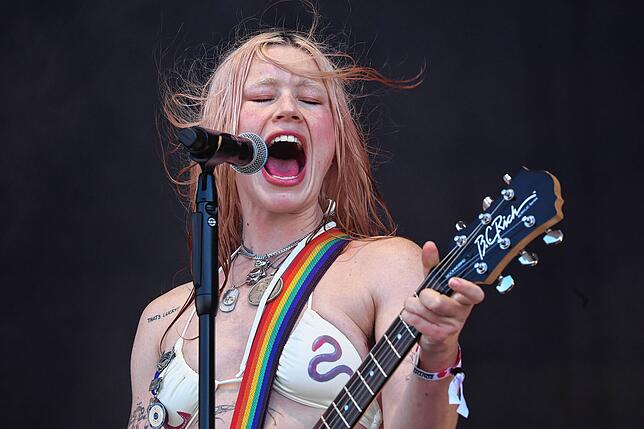 Bild 8: Southside Festival 2025: Der Auftritt von Wet Leg in Bildern