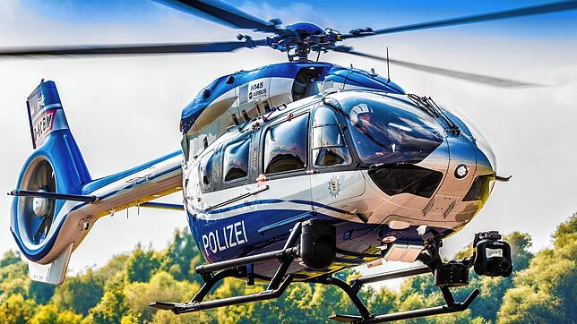 Ein Polizeihubschrauber hebt ab. (Symbolbild) Mit Helikopter und Wärmebildkamera ist in Stühlingen-Grimmelshofen ein Vermisster (88) ...