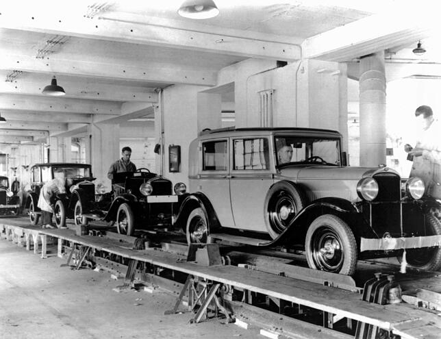 Arbeiter der Rüsselsheimer Opel-Werke 1924 am Fließband. Mit der Einführung der Produktion am laufenden Band steigerte sich die Zahl der ...