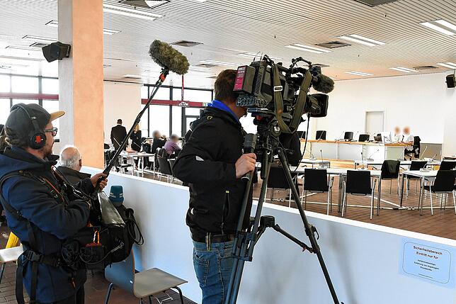 Pressevertreter filmen die Fortsetzung des Prozesses. Der Prozess gegen neun Angeklagte, die Mafia-Verbindungen haben sollen, wurde ...