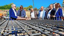 Bei der Grundsteinlegung zum Bau des Medicum Bodensee in Überlingen, von links: Bauherr Martin Braun, Architekt Sebastian Sailer, ...