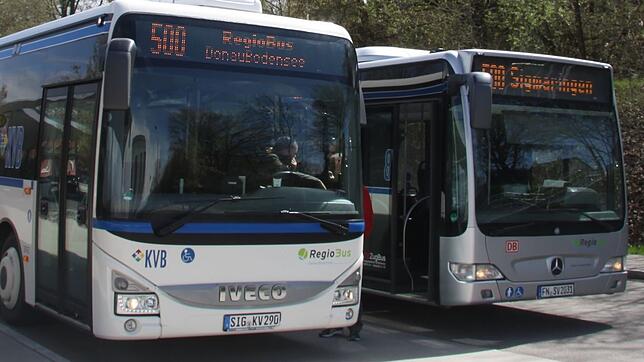 Der Regiobus, der seit 2016 die Mittelzentren Überlingen, Pfullendorf und Sigmaringen im Stundentakt verbindet, transportiert jährlich ...