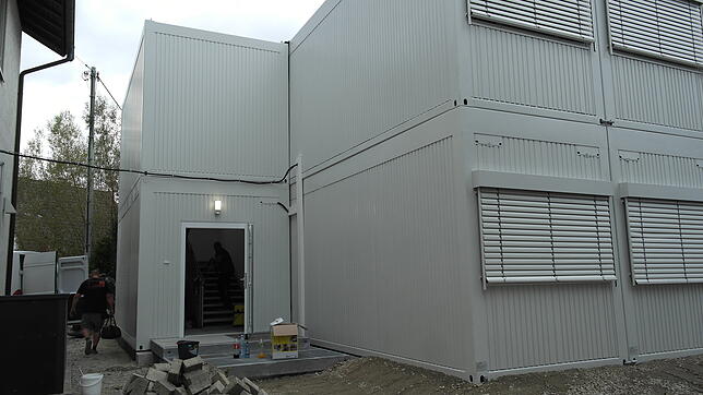 Seit Mitte August stehen die Container für vier Klassenzimmer neben der Teuringer-Tal-Schule in Oberteuringen, sie werden möbliert.
