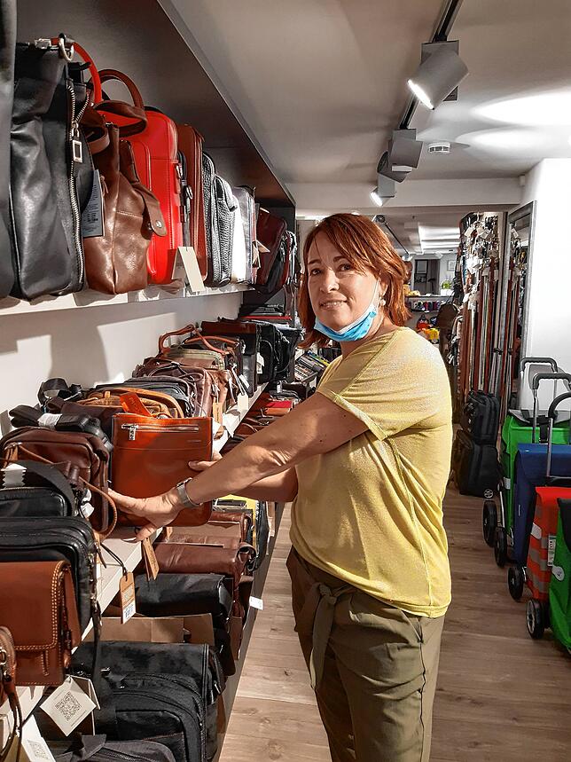 Petra Huber, Inhaberin eines Lederwarengeschäfts in der Innenstadt, betont, dass man derzeit um jeden Kunden froh sein müsse. Der ...