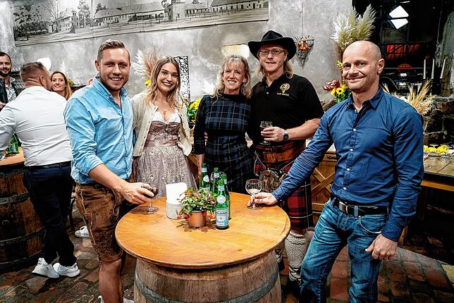 Patrick mit Julia und dem „Bauer sucht Frau“-Traumpaar Lutz und Steffi (Mitte). Die beiden wollen zusammenziehen.