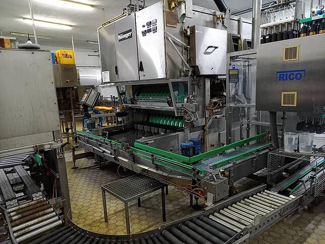 Blick in die Abfüllung der Löwenbrauerei. Im Vordergrund die Maschine, die die Flaschen wäscht. Apropos Wäsche – selbst ...