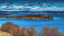 (Archivbild) Die Wohnung biete Blick auf den Bodensee und die Insel Mainau (Bild), so der Anbieter. Sie habe 3,50 Meter hohe Decken, ...
