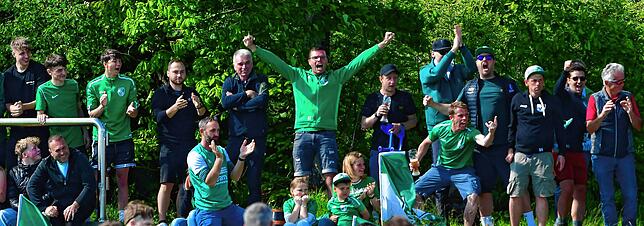 Heimspiel beim Gegner: Die Fans stehen und jubeln mit dem SV Waldhaus auch in der Bezirksliga.