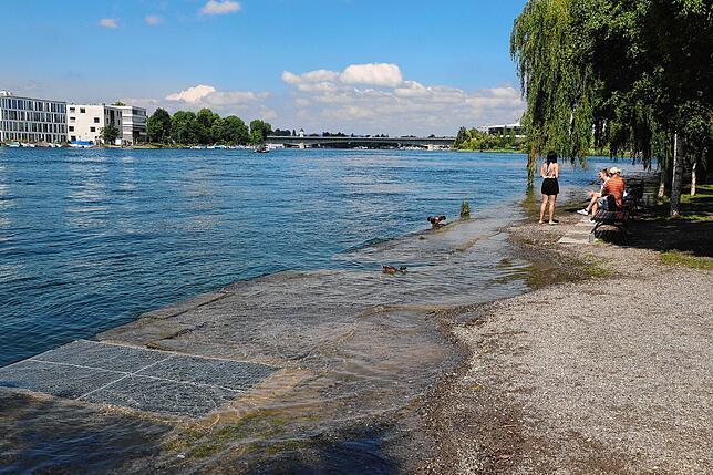 Bild 15: Der Pegel steigt wieder. Konstanzer bekommen am Seerhein nasse Füße