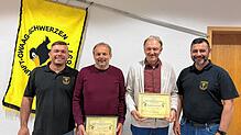 Markus Germann (links) und Tobias Büche (rechts) zeichnen Gwaagen für ihre Treue zum Verein aus. Thomas Reck (Zweiter von links) ist ...