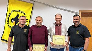 Markus Germann (links) und Tobias Büche (rechts) zeichnen Gwaagen für ihre Treue zum Verein aus. Thomas Reck (Zweiter von links) ist ...