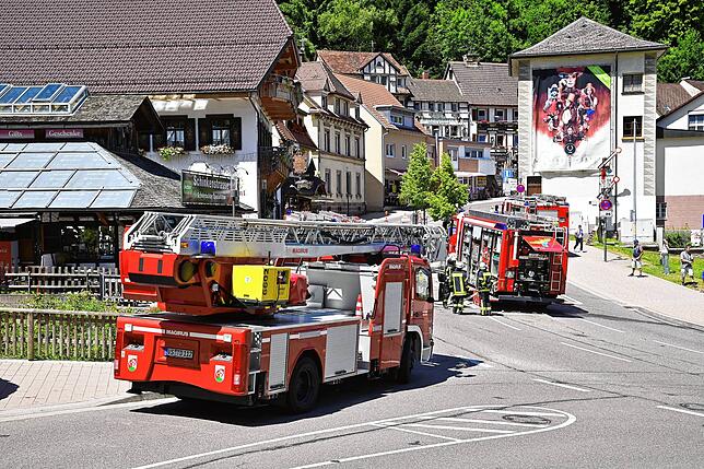 Die Drehleiter steht in Wartestellung, braucht aber nicht eingesetzt werden.