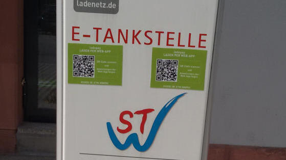 Mit dem Smartphone erhalten Fahrer eines E-Autos Zugriff auf Ladestationen der Stadtwerke Waldshut-Tiengen.
