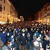 Rund 400 Menschen kommen nach Angaben der Polizei am Montagabend zur Kundgebung für Solidarität, Demokratie und Verantwortung ...