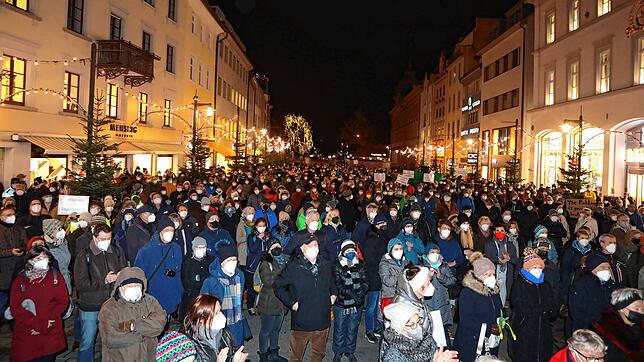 Rund 400 Menschen kommen nach Angaben der Polizei am Montagabend zur Kundgebung für Solidarität, Demokratie und Verantwortung ...