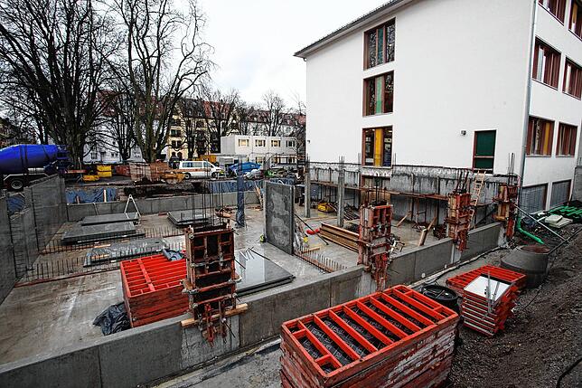 (Archivbild) Das Ellenrieder-Gymnasium war wenige Jahre zuvor bereits erweitert worden, doch der Raum reichte trotzdem nicht aus. 2011 ...