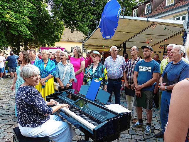 Der Gemischte Chor sorgte mit seiner Chorleiterin Maria Brommer (links, am Piano) für die gesangliche Unterstützung des Fassanstichs.