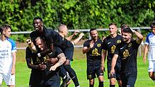Kevin Peckruhn (vorne) bejubelt ein Tor in der Landesliga-Saison 2023/24 gegen den FC Radolfzell. Eigentlich hatte der Stürmer sich vor ...