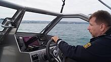 Mario Schindler von der Wasserschutzpolizei gibt ordentlich Gas. Während des Seenachtfestes ist das für private Bootsführer tabu.