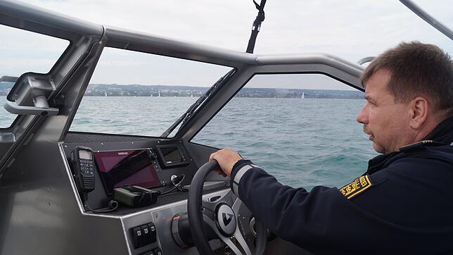 Mario Schindler von der Wasserschutzpolizei gibt ordentlich Gas. Während des Seenachtfestes ist das für private Bootsführer tabu.
