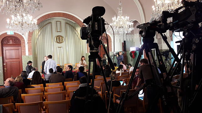 Ganz schön nobel hier: Die Weltpresse bereitet sich auf die Preisträgerpressekonferenz vor. Sprachengewirr rundum.