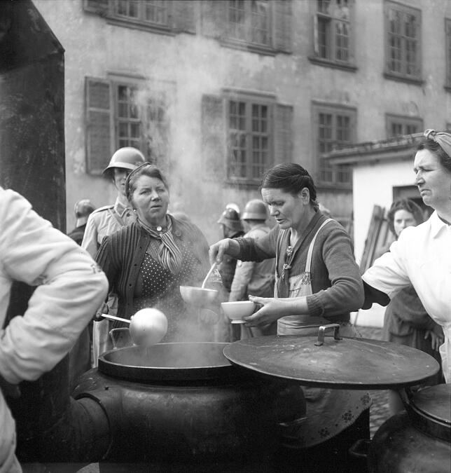 Nach dem Angriff: Frauen geben an einer öffentlichen Verpflegungsstelle in Schaffhausen Suppe an Einwohner aus. |