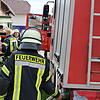Die Donaueschinger Feuerwehr versorgt sich am Hubertshofener Schwimmbad mit Wasser, um weitere Glutnester im Wald bei der Ortschaft zu ...