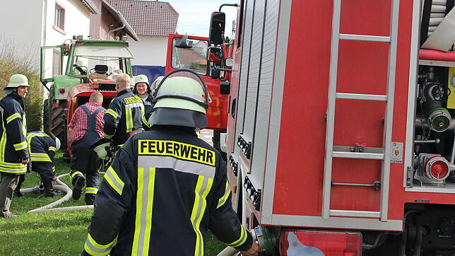 Die Donaueschinger Feuerwehr versorgt sich am Hubertshofener Schwimmbad mit Wasser, um weitere Glutnester im Wald bei der Ortschaft zu ...