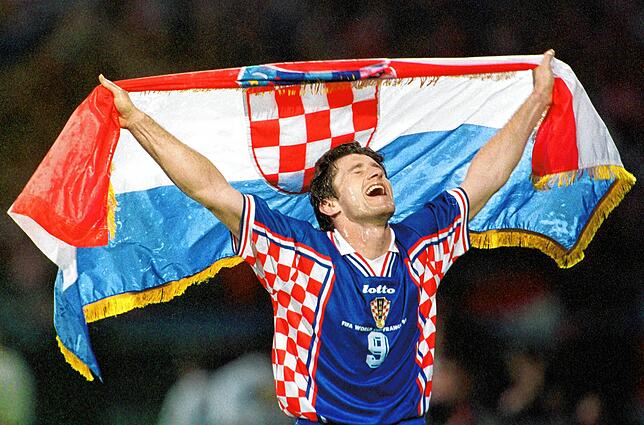 Davor Suker läuft jubelnd mit einer Landesfahne über das Spielfeld nach dem 3:0-Erfolg seiner Mannschaft im Achtelfinale der Fußball-WM ...