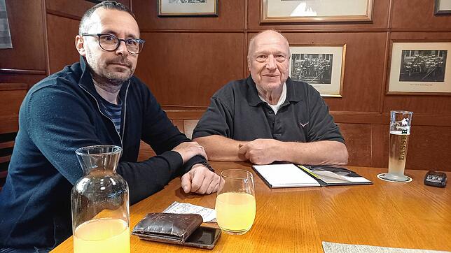 Uwe Arzner (links) und Raimund Huber arbeiten am am Fasnachtsmontag Narronen-Stammtisch im „Rebstock“ die Rede für die ...
