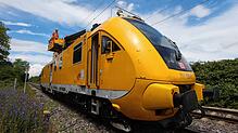 Ein Reparaturtriebwagen der Deutschen Bahn fährt am Donnerstag, 13. Juli, auf der Strecke zwischen Markelfingen und Allensbach. Der ...