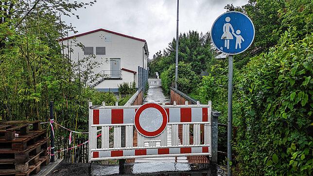 Die Stadt Stockach hat die Fußgängerbrücke zwischen „Im Grün“ und „Untere Walke“ gesperrt. In den Sozialen Medien teilte die ...