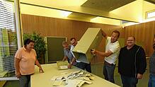 Wahlhelfer leeren in der Gemeindehalle Dogern am Sonntag mit dem Glockenschlag um 18 Uhr die erste Wahlurne. Zunächst wurde die ...