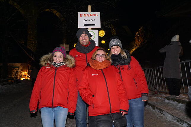 Die Arbeit beim Weihnachtsmarkt genießt dieses Quartett der Hochschwarzwald-Tourismus GmbH offensichtlich.
