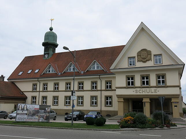 Im Gebäude der heutigen Grundschule waren 1968 im Wesentlichen sämtliche Schularten untergebracht, auch die Schülerinnen der 9b, ...