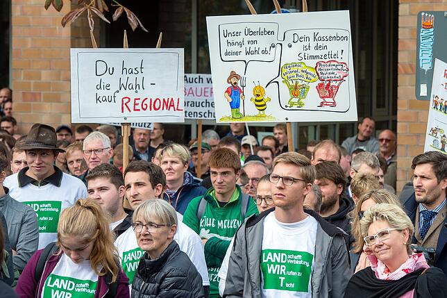 Die Landwirte sind sauer. Sie protestieren in Stuttgart unter anderem gegen das auf Billigpreise ausgerichtete Konsumverhalten.
