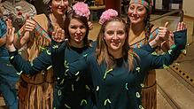 Niemals ohne: Ramona, Tamara, Carmelina und Lisa kamen selbstverständlich im Kostüm und feierte stilecht als Indianerinnen und Kakteen. ...