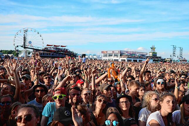 Sonne, gute Laune und feiernde Menschen: Bilder wie dieses vom Southside-Festival 2019 wird es in diesem Jahr nicht geben. Das Festival ...
