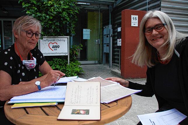 Roswitha Schweichel (links) und Christine Hähl gehören zu den Übersetzerinnen in der Sütterlin-Schreibstube der Awo. Sie entziffern ...
