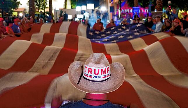 Trump-Anhänger feiern bei einer Wahlparty in Chandler.