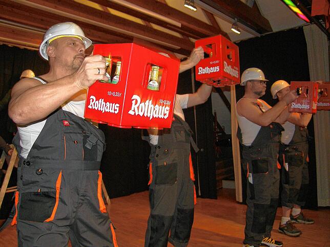 Das Männerballett als Bauarbeiter begeisterte das Publikum nicht nur tänzerisch, sondern auch beim Schwenken von Bierkisten.