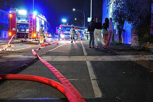 Zahlreiche Bewohner, auch aus den Nachbarwohnungen, mussten auf der Straße warten, bis die Feuerwehr das Haus untersucht und wieder ...