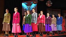 In einer Modenschau präsentieren die jungen Frauen ihre Gesellenstücke. Ganz vorne links im Bild ist Milena Herdt mit dem grünen Blazer ...