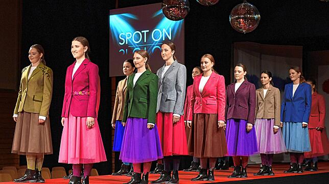 In einer Modenschau präsentieren die jungen Frauen ihre Gesellenstücke. Ganz vorne links im Bild ist Milena Herdt mit dem grünen Blazer ...