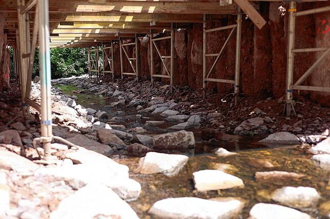 Der Kuhmoosbach plätschert bereits wieder durch das naturnah mit Flussbausteinen gestaltete Bachbett.