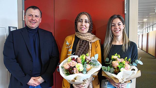 Personaldirektor Oliver Butsch freut sich mit Ärztin Manal Seed (Mitte) und Praxismanagerin Jessica Fröbel auf den Start der neuen ...