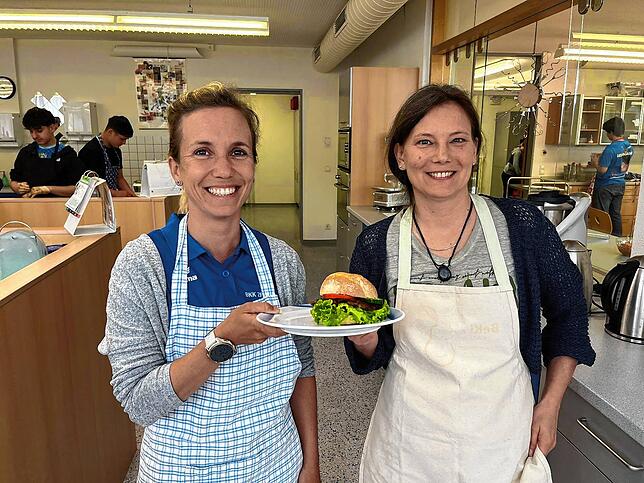 Lisa Striebig (links), Team Prävention und Gesundheit BKK ZF und Partner, und Annette Schmidberger Lehrerin präsentieren den fertigen ...